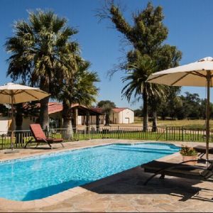 namibia_markus_farm_hauptgebaeude_pool